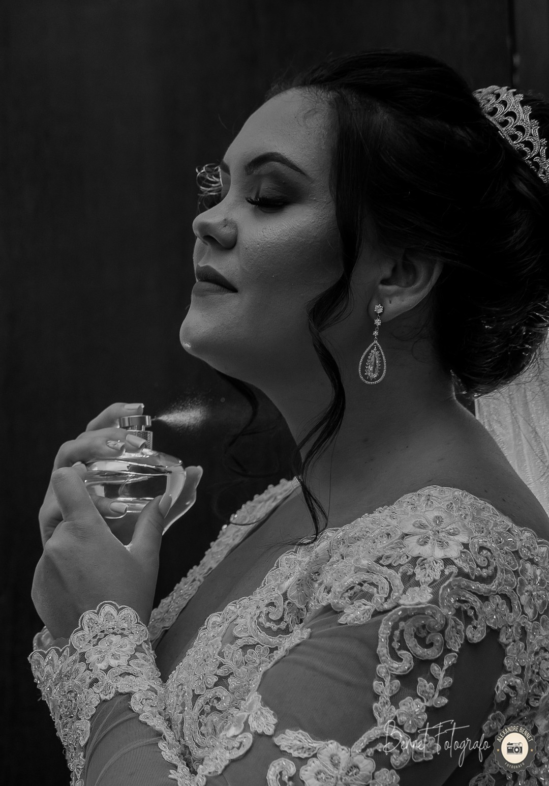 Foto da noiva espirrando seu perfume luz perfeita 