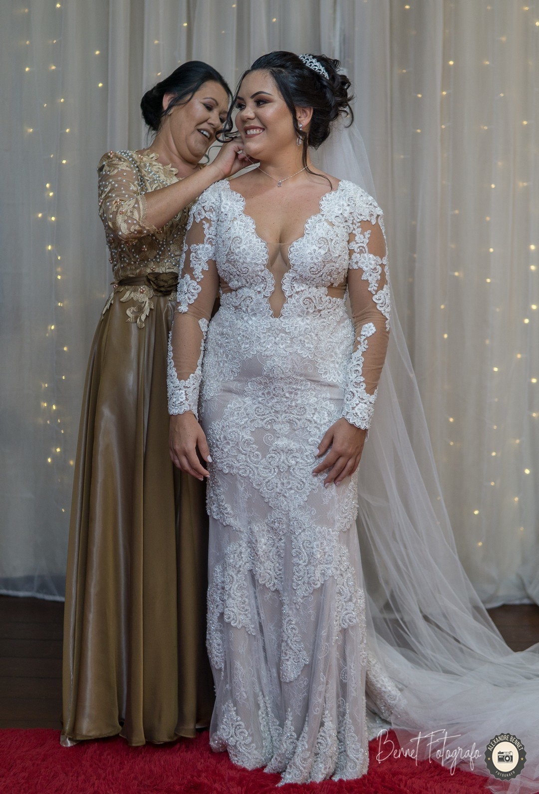 Mãe da noiva coloca o colar em seu pescoço um momento muito emocionante antes da celebração do casamento 