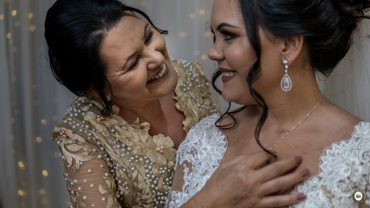 Troca de olhares entre a noiva e sua mãe momento muito especial antes do casamento