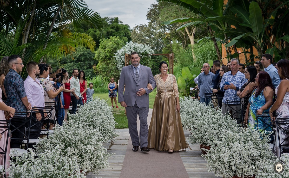 Entrada da mãe da noiva momentos antes do tão esperado sim 
