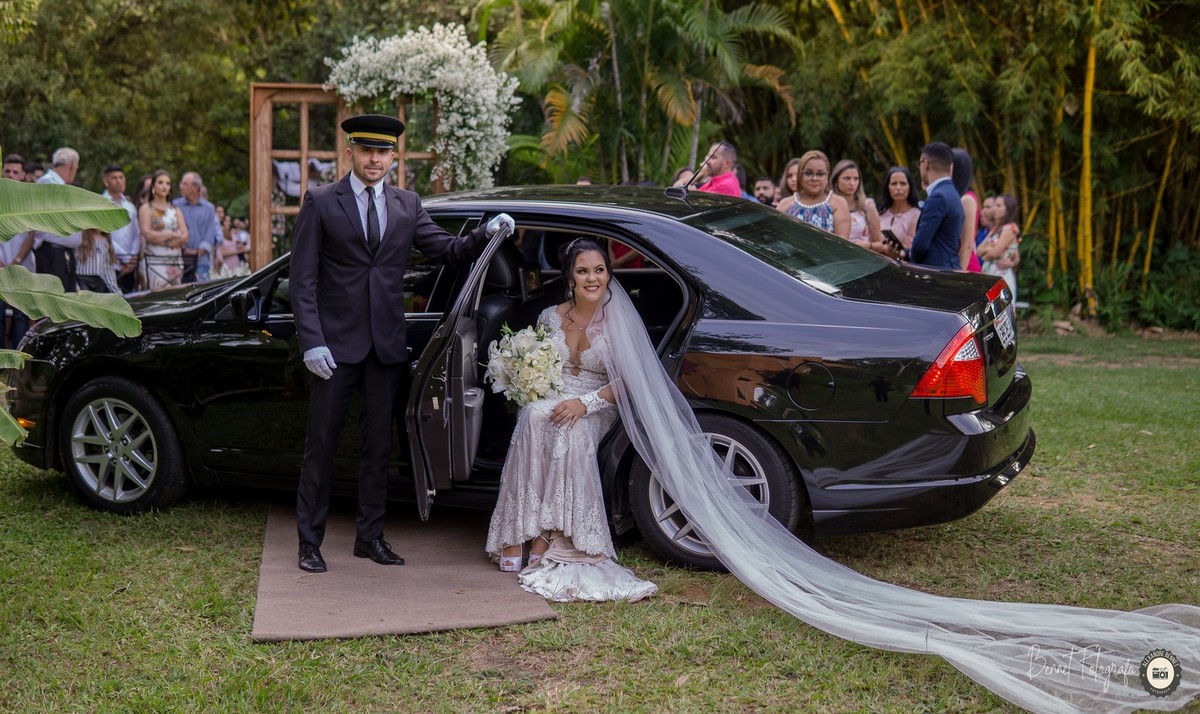 Chegada da noiva em grande estilo na Reserva Natural Cala Boca onde foi realizado o casamento 