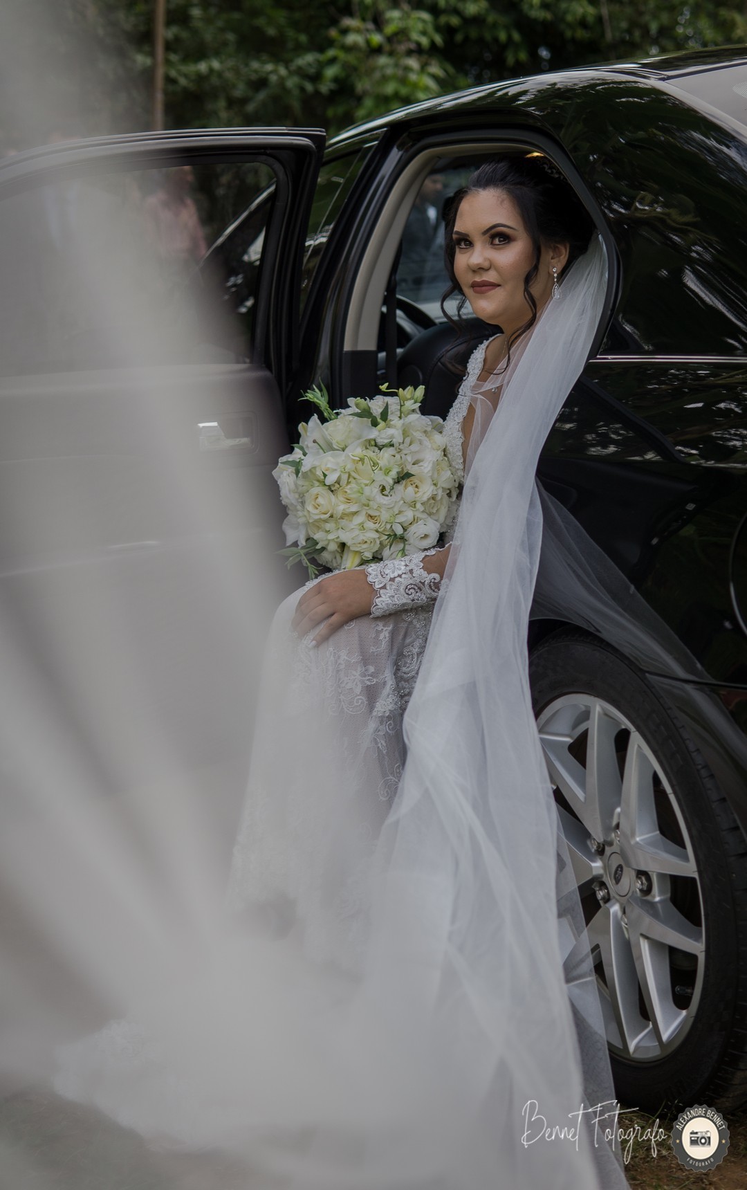 Noiva saindo do carro com seu buquê em mãos num momento único 