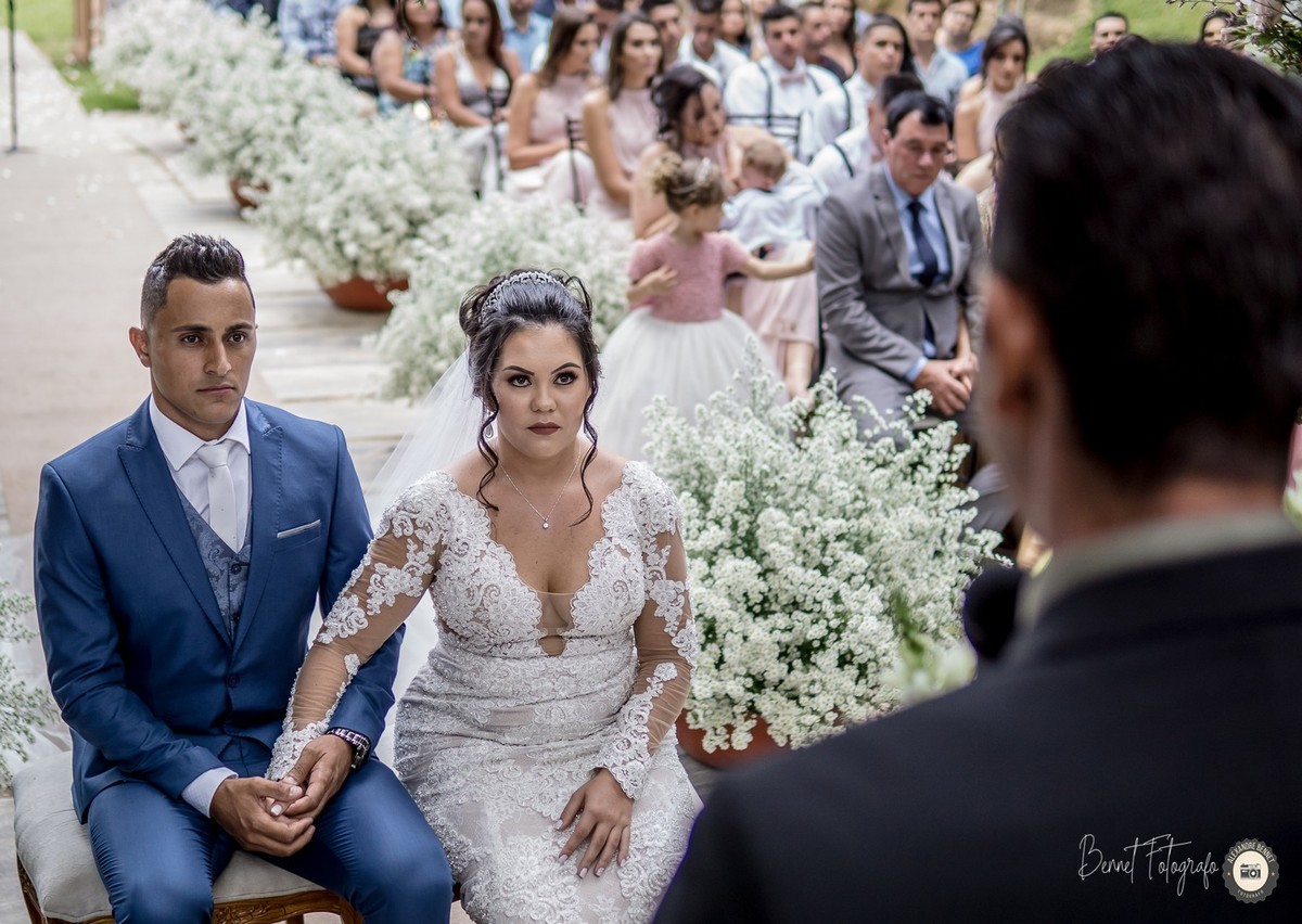Noivos prestam bastante atenção nas belas palavras do pastor 