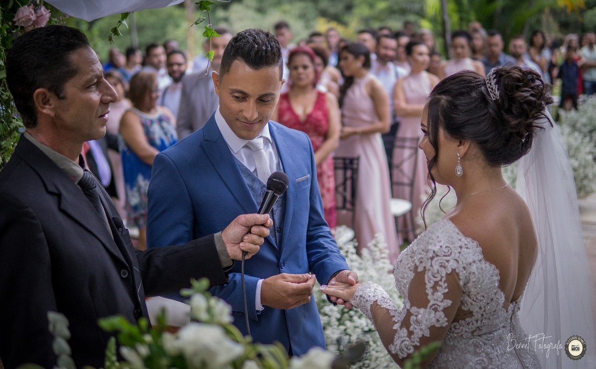 Noivo segura a aliança se preparando para selar o compromisso do matrimônio 