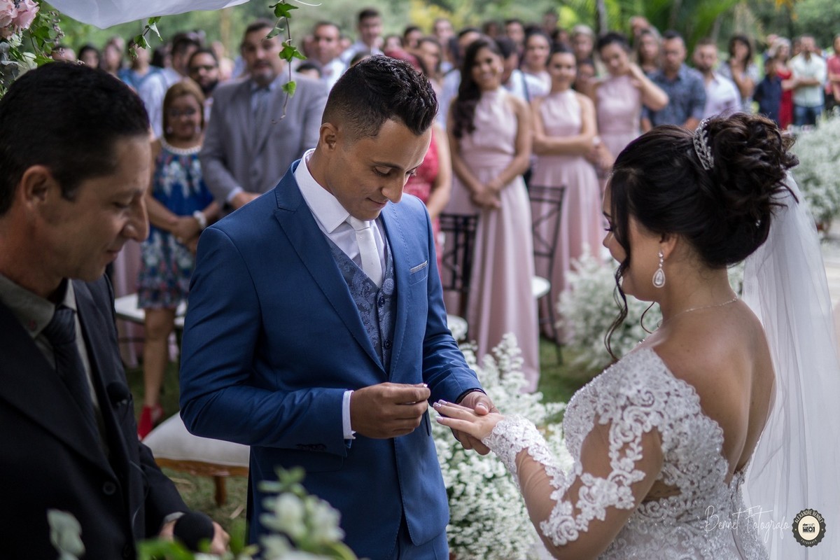 Noivo coloca a aliança no dedo da noiva em um momento muito especial do casamento 