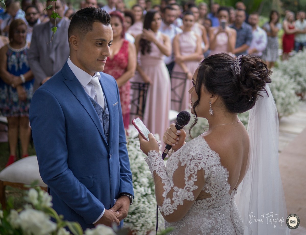 Noiva lê uma mensagem que ela preparou para esse momento com palavras bonitas e muita emoção  