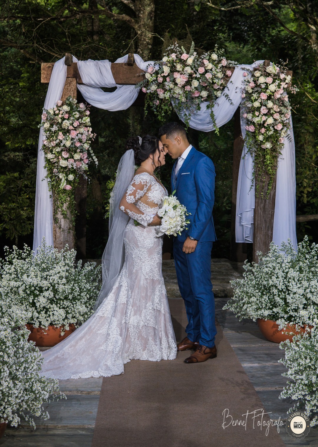 De olhos fechados e com a testa encostada um no outro os noivos expressão todo o carinho que sentem um pelo outro 