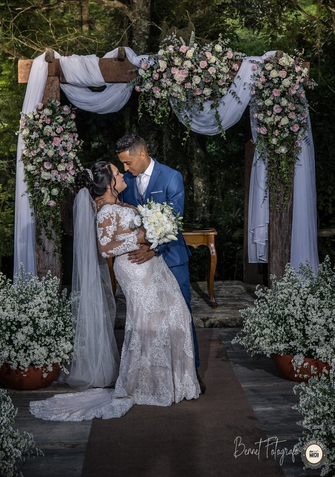Em uma bela pose o casal se olha em um belo cenário decorado pela Requinte Decoração