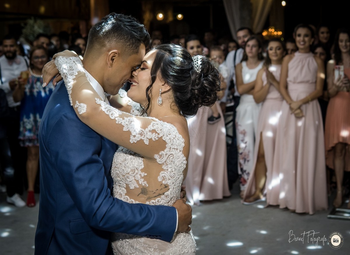 Casal dança a valsa num momento apaixonado e emocionante 