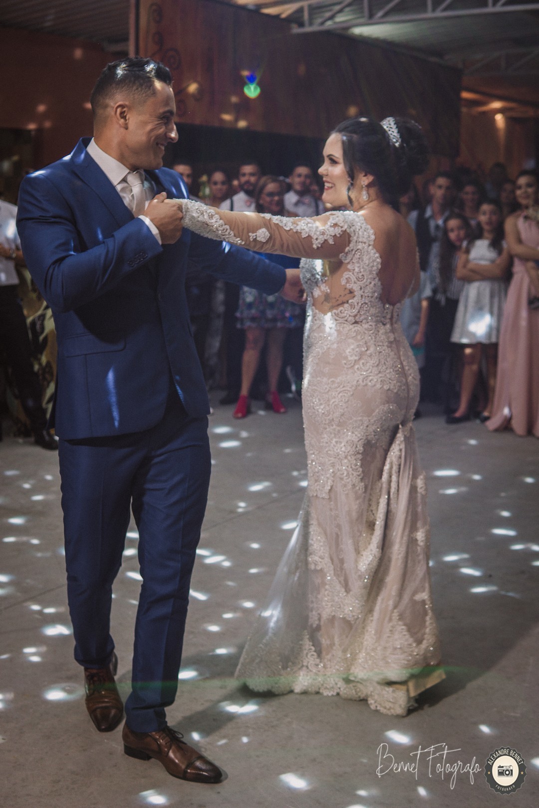 Bela dança da valsa com dois belos sorrisos no rosto demonstrando toda a felicidade do casal 
