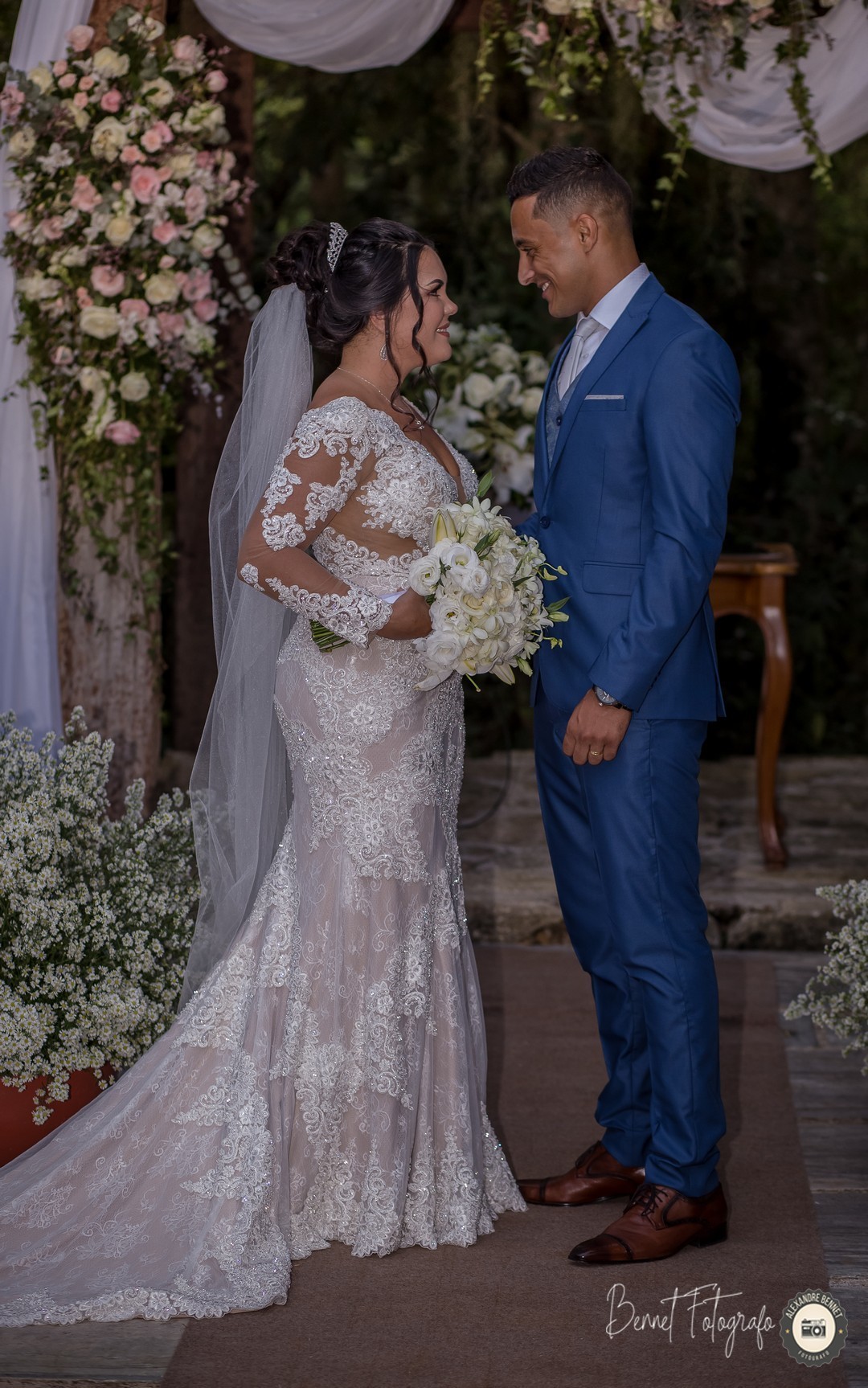 Casal troca olhares após a celebração do casamento 
