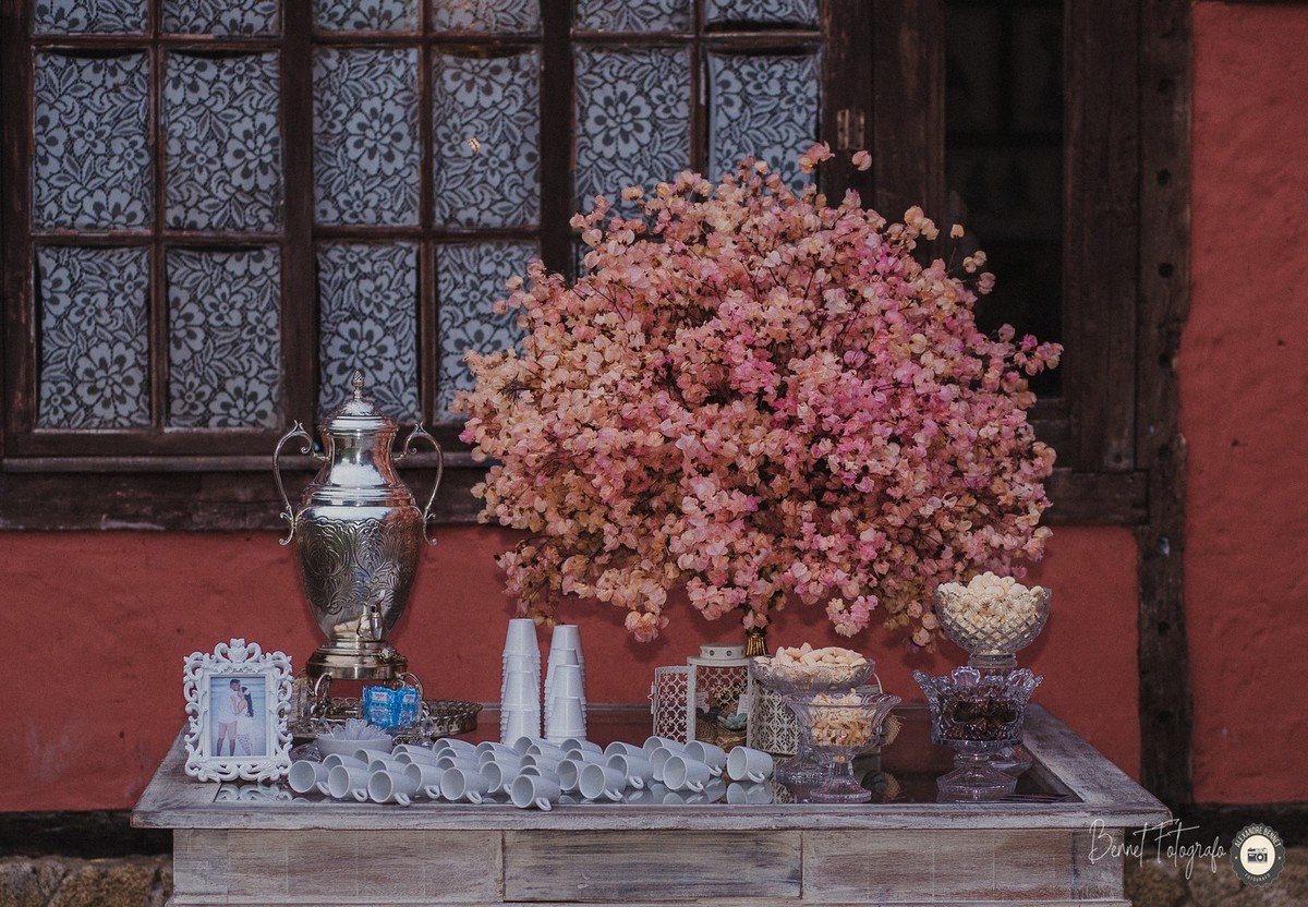 Mesa para os convidados tomarem café durante a festa toda decorada