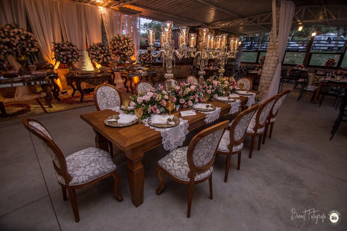 Mesa reservada aos familiares do casal com velas e arranjos belíssimos tudo muito especial 