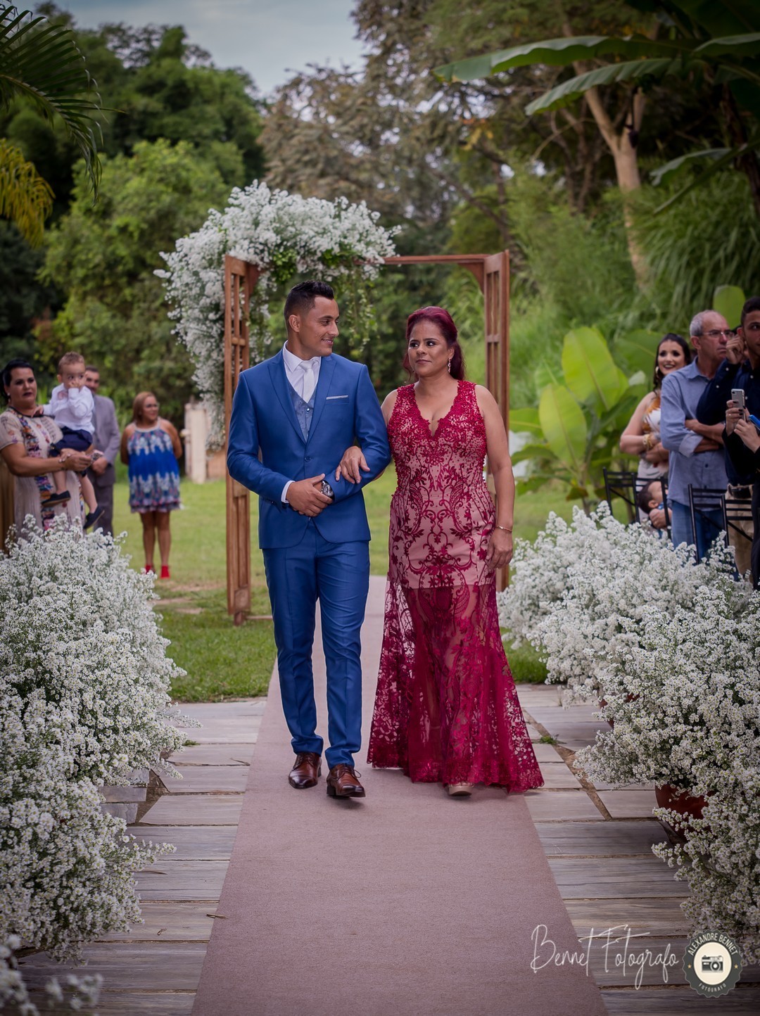 Entrada do noivo momento de muita expectativa e felicidade 