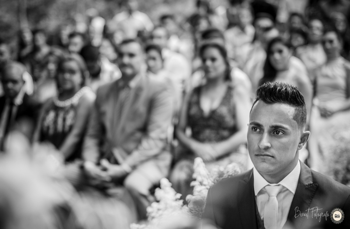 Foto do noivo concentrado e prestando atenção nas belas palavras do pastor 