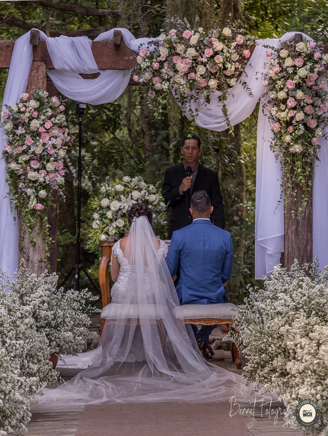 Pastor abençoa o casal com a bela paisagem da Reserva Cala Boca em São João Del Rei-MG de fundo 