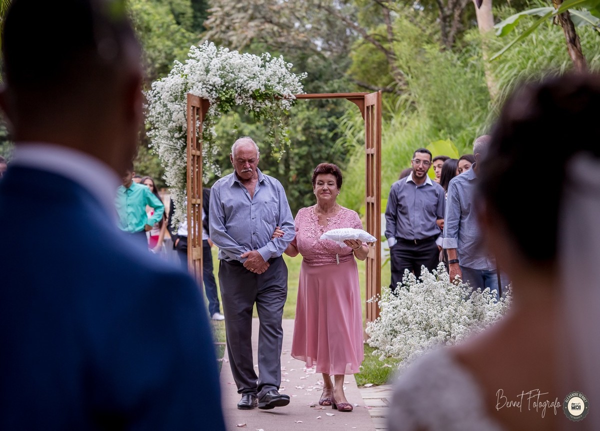 Momento emocionante alianças com os avós 