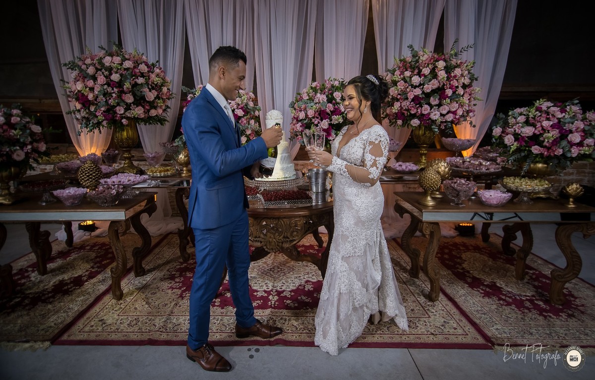 Casal enche as taças para brindar o momento tão especial 