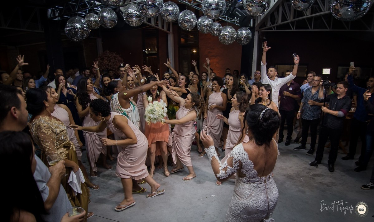 aquele omento em que as madrinhas destroem o buquê 