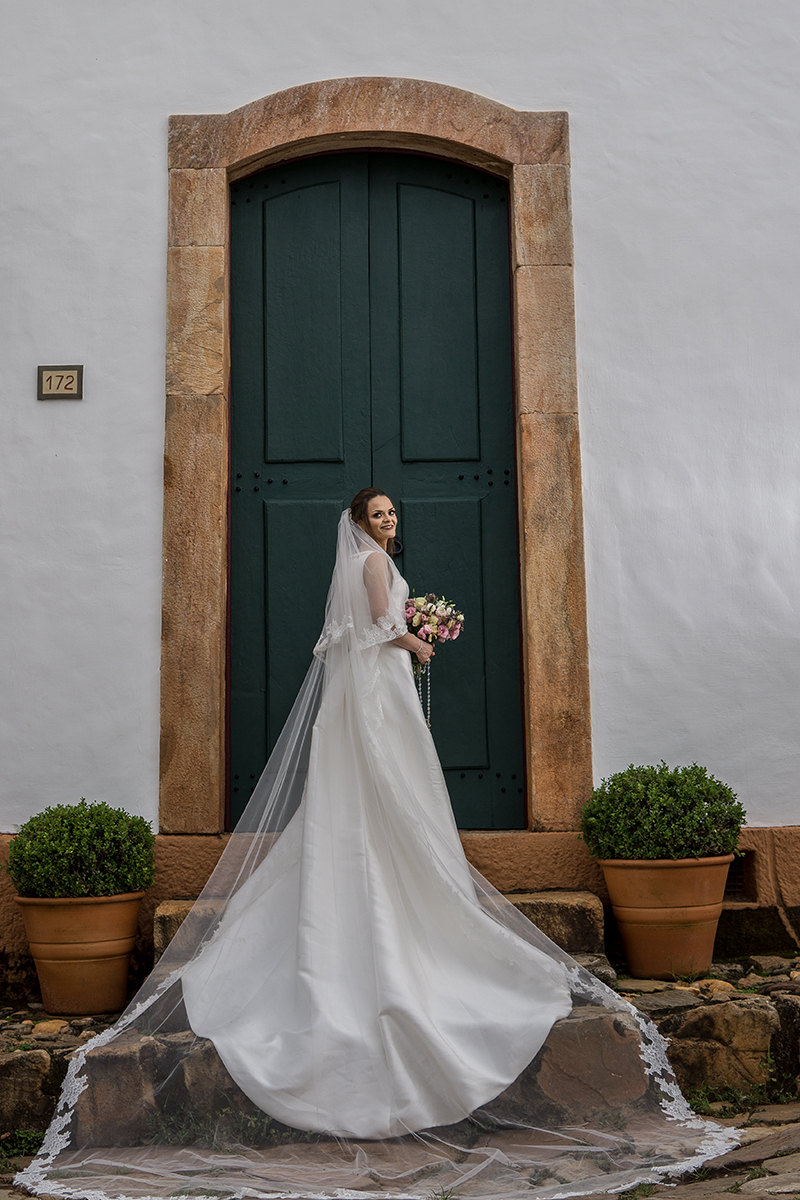 Noiva lindamente fotografada em seu pós wedding na cidade histórica de Tiradentes-MG 