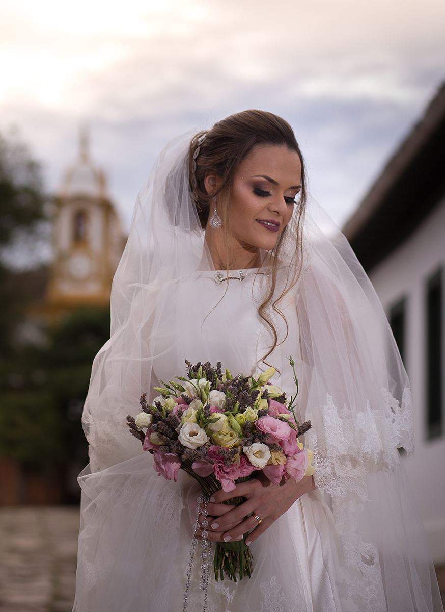 Noiva lindamente fotografada em seu pós wedding na cidade histórica de Tiradentes-MG 