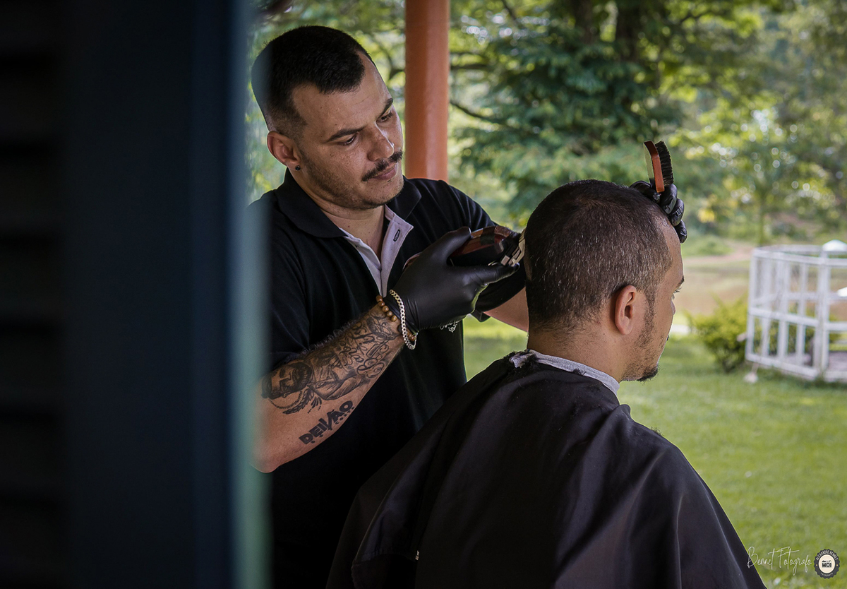 Noivo se prepara para o seu grande dia