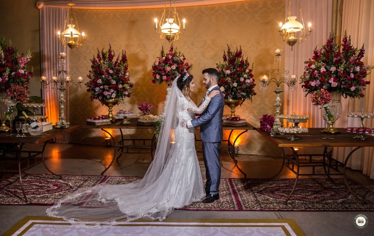 Linda Mesa do bolo com uma decoração incrível deixando ainda mais linda a cena com os noivos