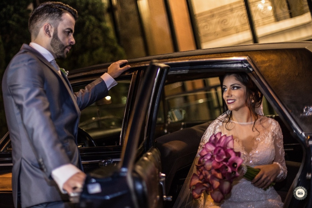 Ensaio Pós Wedding neste carro antigo que conduziu a noiva ate a igreja, foram feitas lindas imagens dos noivos