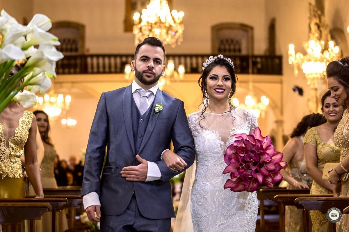 Linda Mesa do bolo com uma decoração incrível deixando ainda mais linda a cena com os noivos