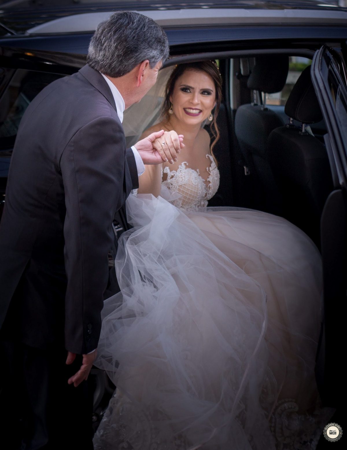 Noiva em minutos antes de entrar na igreja