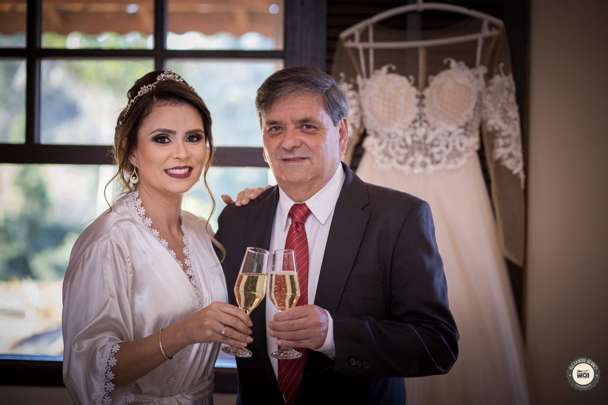 Pai e noiva fazem um brinde