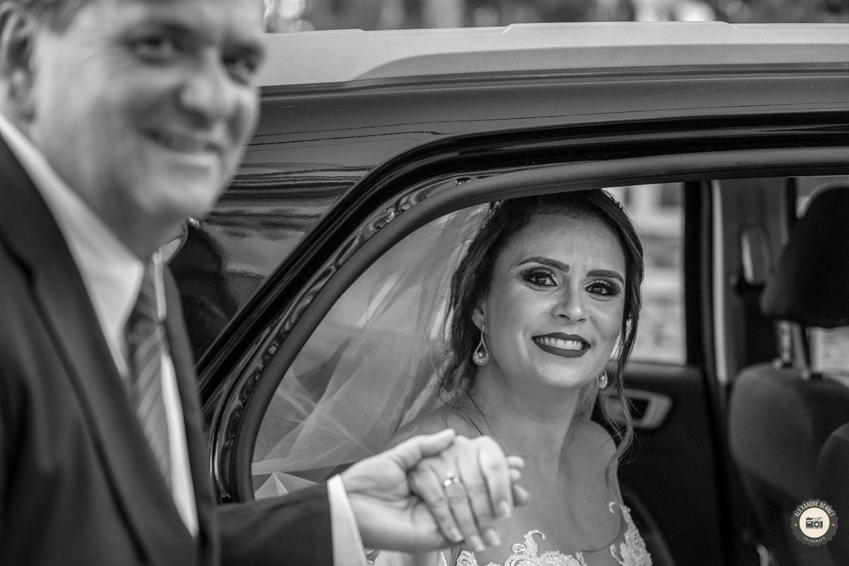 Noiva com seu pai minutos antes de entrar na igreja 