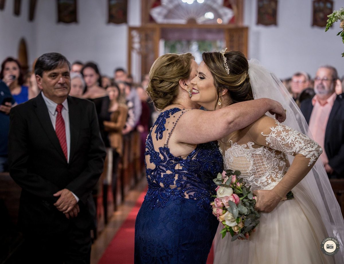 Noiva recebe abraço carinhoso de sua mão 