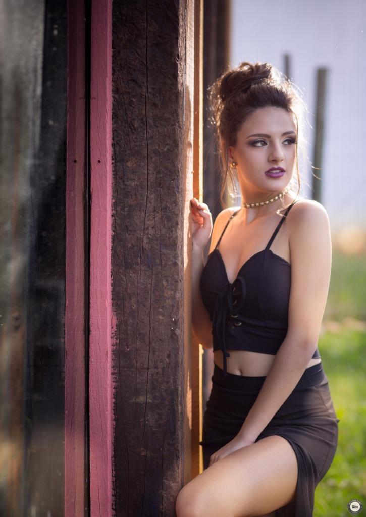 debutante se encosta na parede e olha para o lado