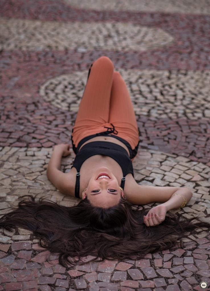 Debutante deitada no chão fotografada de cima