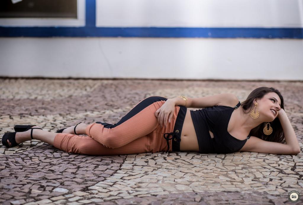 Debutante deita no chão e olha para a frente