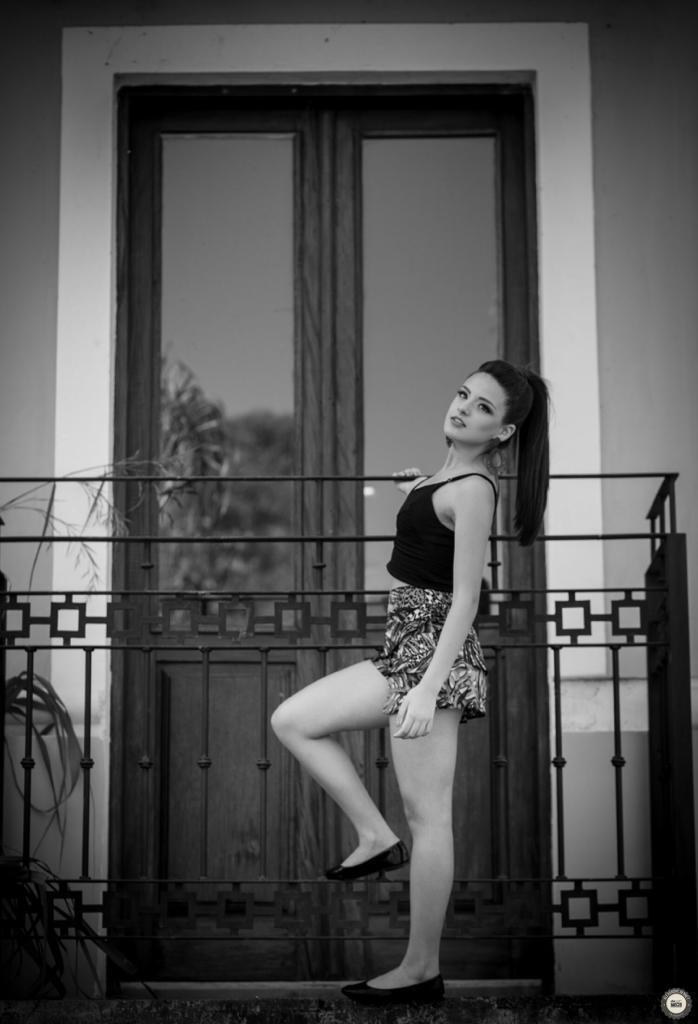 Debutante fotografada na varanda