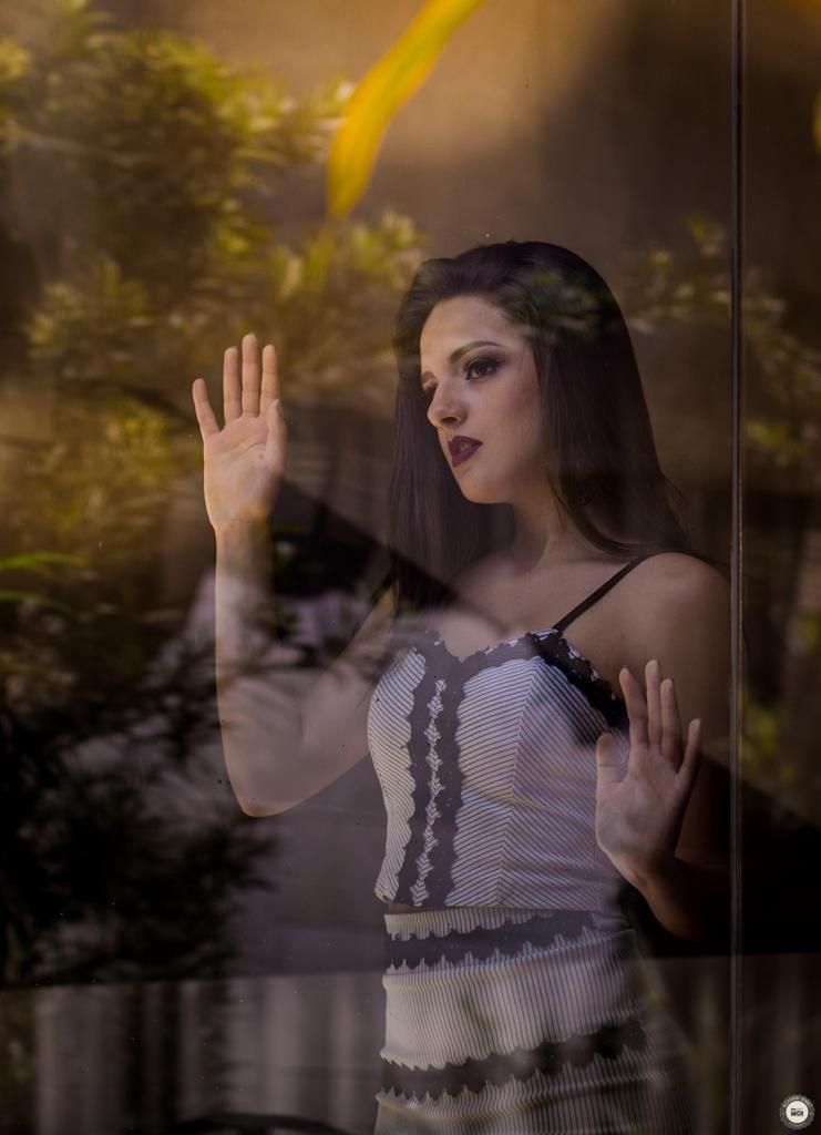 Debutante fotografada atrás do vidro