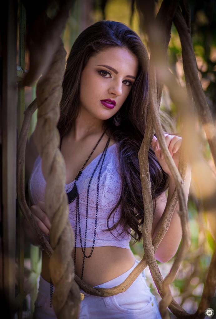 Debutante fotografada entre galhos