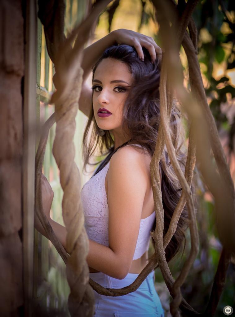 Debutante fotografada entre galhos