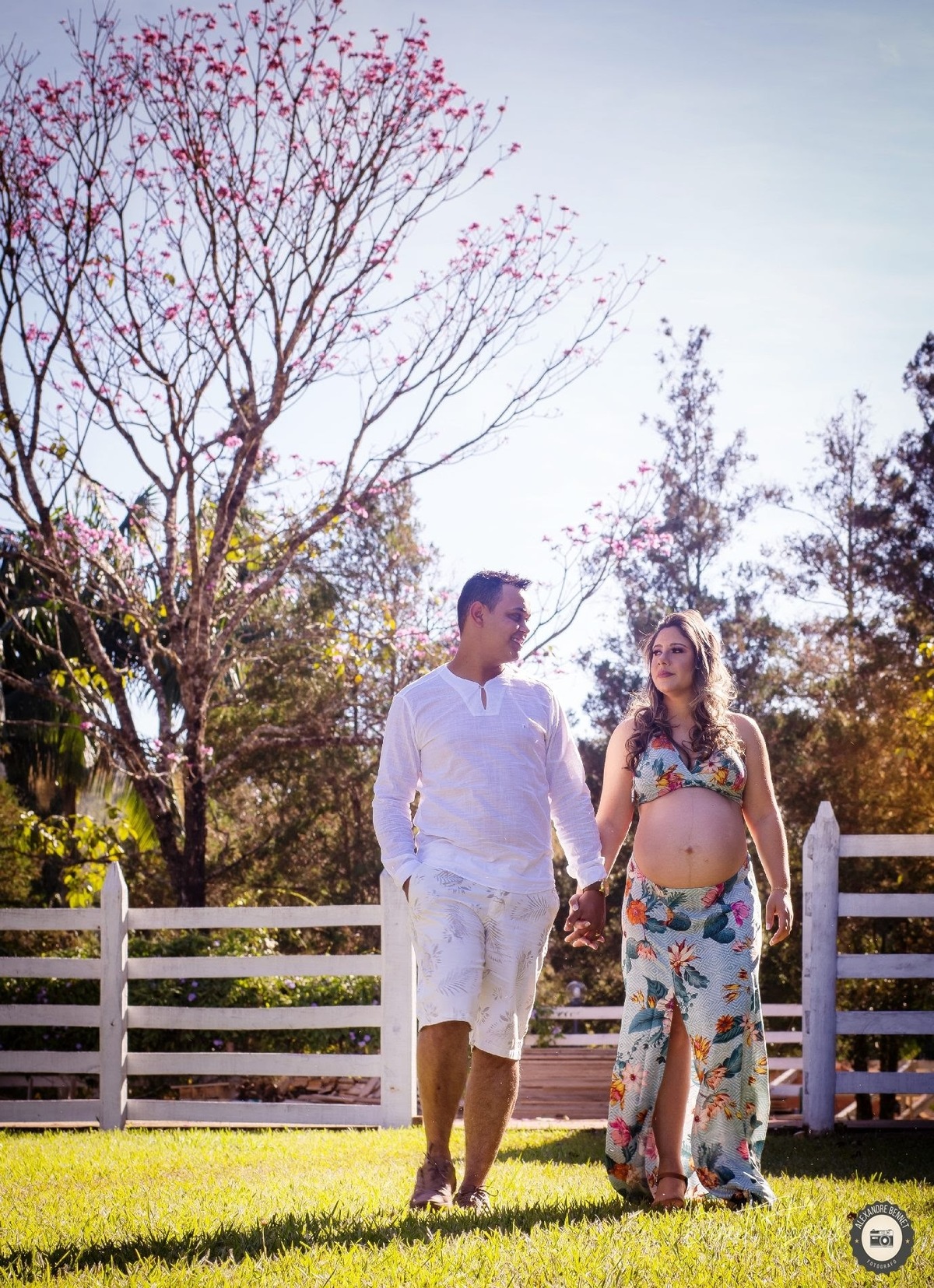 Casal de mão dadas andam pelo lugar enquanto são fotografados 