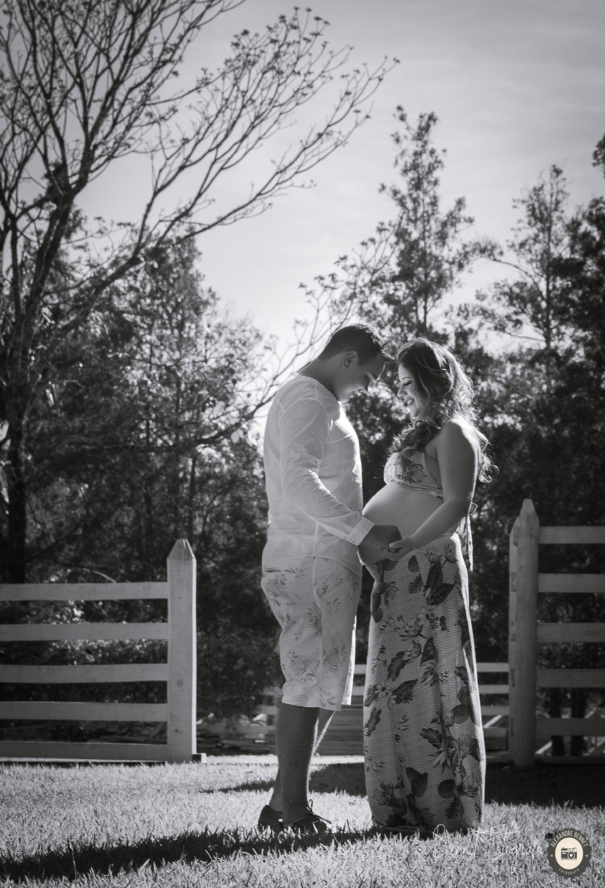 Pai olha para a barriga da mãe 