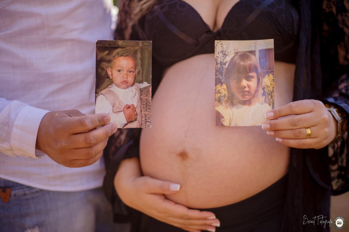 pais mostram fotos deles crianças 