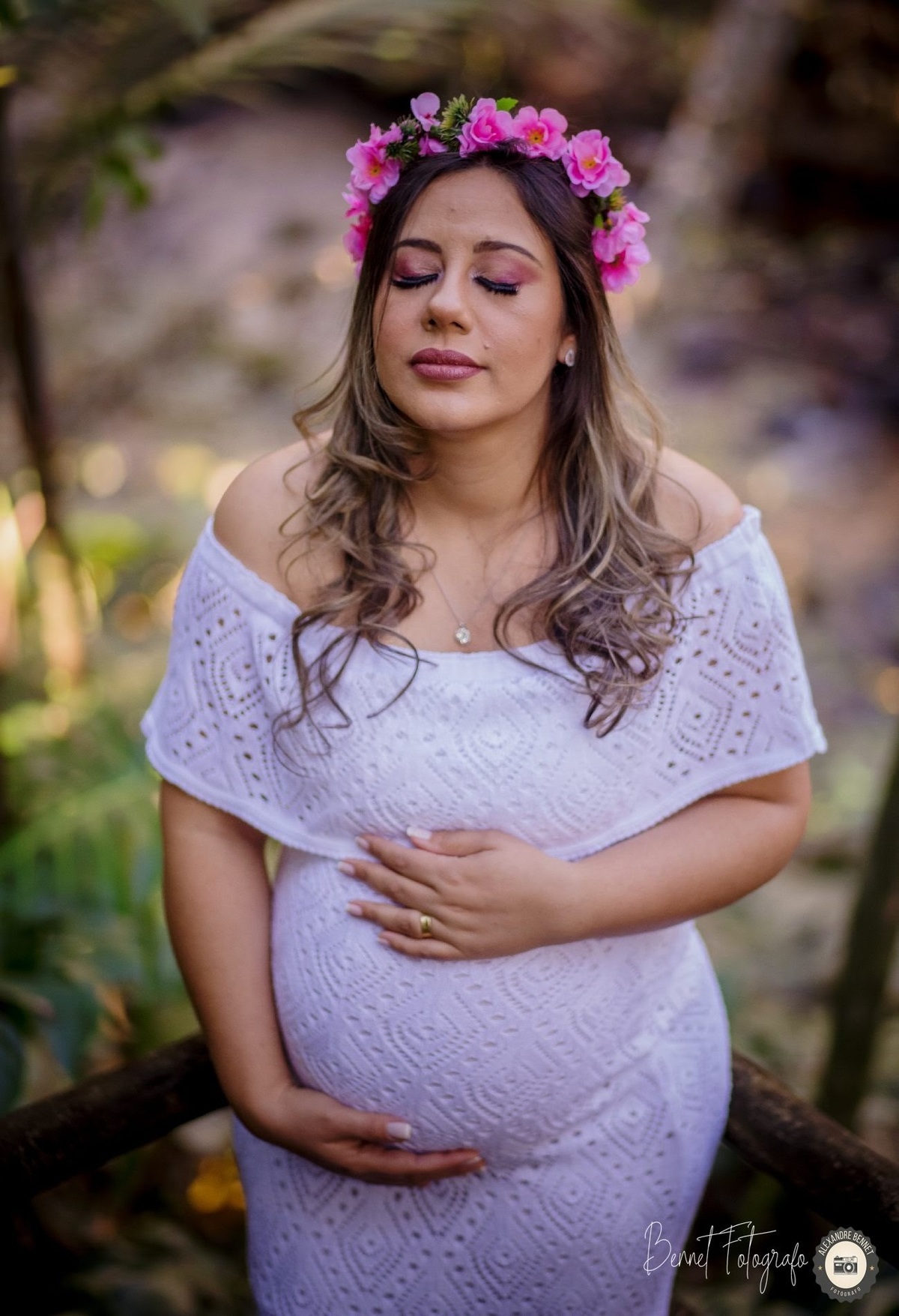 Mãe olha para cima com a mão na barriga 