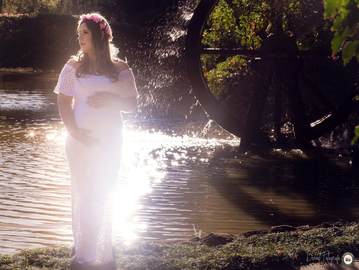 Gestante fotografada em frente a uma linda lagoa 