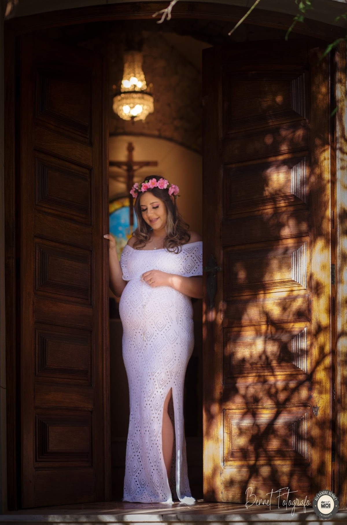 Gestante entre as portas da capela 