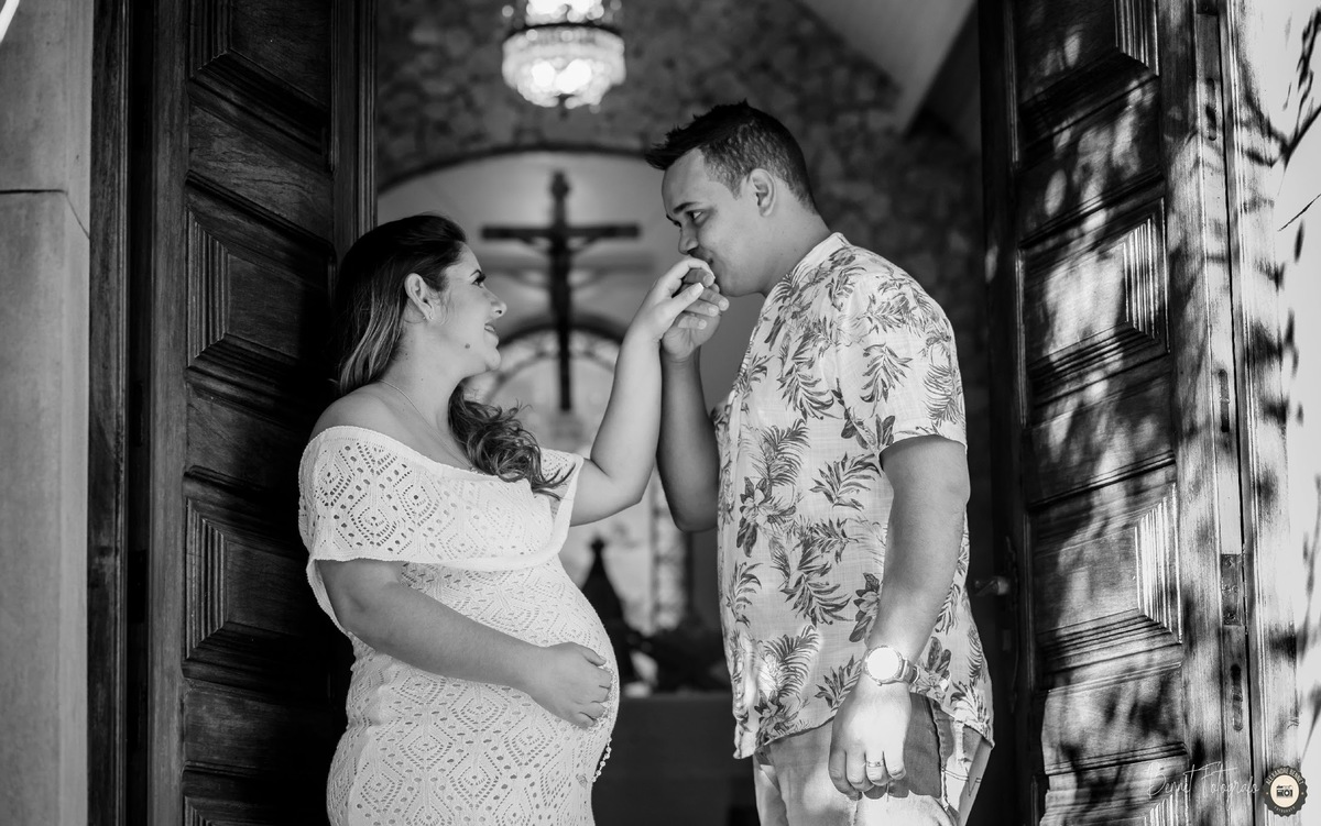 Pai beija a mão da futura mamãe