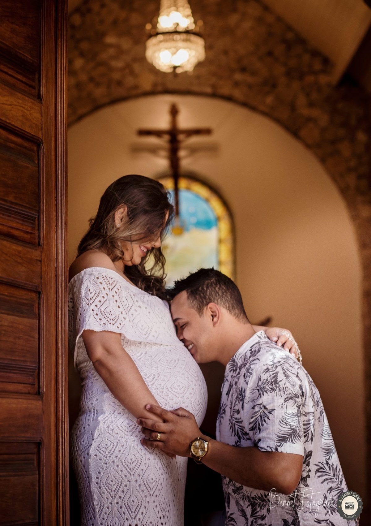 Pai beija carinhosamente a barriga da mãe