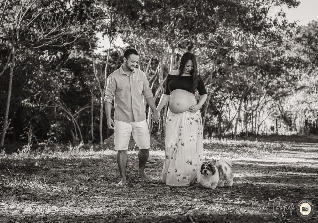 Casal caminha pelo lugar de mãos dadas acompanhados do cachorrinho 