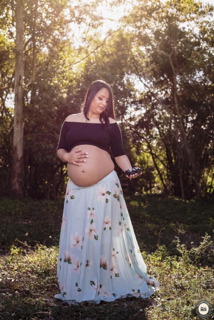 Mãe olha para sapatinho do bebê 